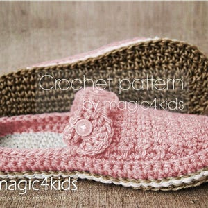 Puede incluir: Pantuflas de crochet rosa con suela de crochet marrón. Las pantuflas tienen un detalle de flor en la parte superior y el texto "Crochet pattern by magic4kids" es visible. El texto "magic4kids shoes & supplies & crochet patterns" también es visible.