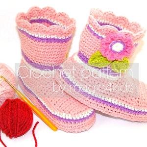 Può includere: Stivaletti per neonati in crochet rosa con una striscia bianca e viola, un fiocco floreale e un bordo a festoni. Modello di uncinetto di magic4kids.