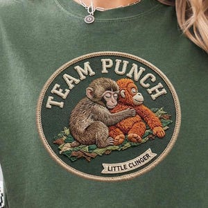 T-shirt Team Punch Little Clinger, Tee-shirt  style patch brodé vintage singe et peluche, Comfort Colors 1717, Cadeau animal lover