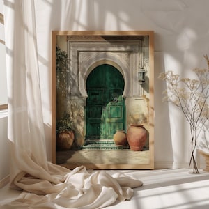 Peut inclure: Impression d'art encadrée d'une porte verte arquée ornée de sculptures. Deux pots en terre cuite encadrent la porte, et une petite lanterne est suspendue au-dessus. L'œuvre est contre un mur texturé.