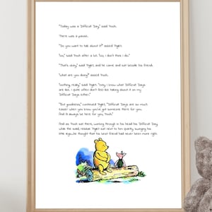 Op de afbeelding: Een illustratie van Winnie de Poeh en Biggetje met een citaat over moeilijke dagen. Het citaat luidt: "Vandaag was een moeilijke dag", zei Poeh. "Er was een  poeh." "Wil je erover praten?" vroeg Biggetje. "Nee", zei Poeh na een tijdje, "nee, ik denk het niet." "Dat is goed", zei Biggetje, en hij kwam naast zijn vriend zitten. "Wat doe je?" vroeg Poeh. "Niet veel", zei Biggetje, "alleen ik weet hoe moeilijke dagen zijn. Ik heb vaak geen zin om erover te praten als ik een moeilijke dag heb." "Maar gelukkig", vervolgde Biggetje, "zijn moeilijke dagen veel gemakkelijker als je weet dat je iemand hebt die voor je klaarstaat. En ik ben altijd voor je klaar, Poeh." En terwijl Poeh daar zat en over zijn moeilijke dag nadacht, terwijl het solide, betrouwbare Biggetje naast hem zat en rustig met zijn ogen wiegde, dacht hij dat zijn beste vriend nog nooit zo'n gelijk had.