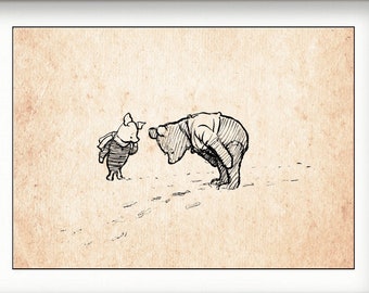 Puede incluir: Una ilustración en blanco y negro de Winnie de Pooh y Piglet. Pooh se inclina ante Piglet, que está de pie con los brazos cruzados.