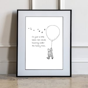 Op de afbeelding: Zwart-witte illustratie van Winnie de Poeh die een ballon vasthoudt met de tekst "Ik ben maar een kleine zwarte regenwolk, die onder de honingboom hangt."