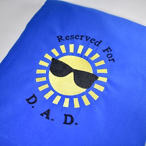 Monogrammierte Strandkorbhülle, Lounge Chair Cover, Besticktes Handtuch, Strandtuch, Pool Stuhlbezug, Geschenk für Papa, Farbwahl