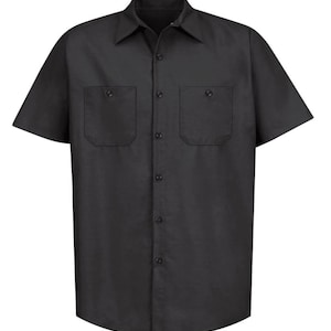 Puede incluir: Una camisa negra lisa de manga corta con cuello cl&aacute;sico, tapeta de botones frontal y dos bolsillos en el pecho con solapas abotonadas. La prenda est&aacute; confeccionada con un dobladillo recto y una apariencia estructurada y uniforme en todo su dise&ntilde;o.