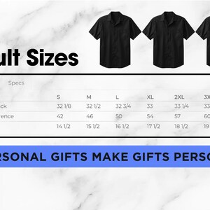 Puede incluir: Una tabla de tallas para camisas negras de manga corta con botones, titulada Adult Sizes. La tabla enumera la longitud del cuerpo, la circunferencia del pecho y el tama&ntilde;o del cuello en pulgadas para las tallas S a 4XL. Texto: Personal Gifts Make Gifts Personal.