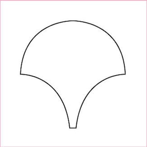 Puede incluir: Una decoración de pared de cerámica blanca en forma de abanico con un borde festoneado.