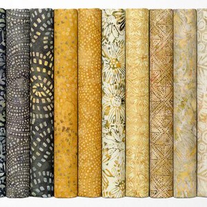Puede incluir: Una colecci&oacute;n de rollos de tela en varios colores y patrones. Las telas van desde azules oscuros y grises hasta amarillos dorados y blanquecinos. Los patrones incluyen puntos, formas geom&eacute;tricas y dise&ntilde;os florales. Los rollos est&aacute;n apilados uno al lado del otro.