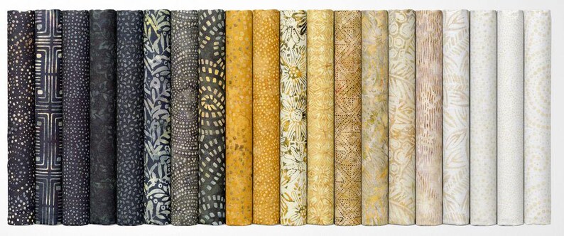 Puede incluir: Una colecci&oacute;n de rollos de tela en varios colores y patrones. Las telas van desde azules oscuros y grises hasta amarillos dorados y blanquecinos. Los patrones incluyen puntos, formas geom&eacute;tricas y dise&ntilde;os florales. Los rollos est&aacute;n apilados uno al lado del otro.