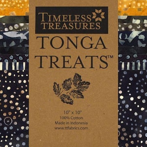 Puede incluir: Un conjunto de cuadrados de tela Tonga Treats, cada uno de 25,4 x 25,4 cm, con varios dise&ntilde;os batik en tonos azules, negros y amarillos. La tela es 100% algod&oacute;n. El embalaje presenta el logotipo "Timeless Treasures" e informaci&oacute;n del producto.
