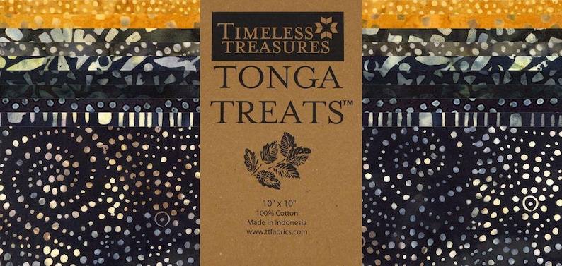 Puede incluir: Un conjunto de cuadrados de tela Tonga Treats, cada uno de 25,4 x 25,4 cm, con varios dise&ntilde;os batik en tonos azules, negros y amarillos. La tela es 100% algod&oacute;n. El embalaje presenta el logotipo "Timeless Treasures" e informaci&oacute;n del producto.