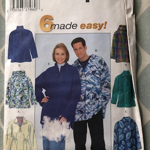 Op de afbeelding: Simplicity naaipatroon 8262 met zes fleece pullover ontwerpen. Het patroon bevat verschillende stijlen met verschillende halslijnen, prints en een capuchon. De omslag toont een vrouw en een man die de pullovers dragen. Maten BB (L, XL) zijn aangegeven.