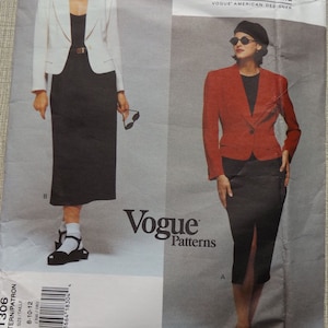 Pode incluir: Um padrão de costura Vogue Patterns vintage com designs DKNY. O padrão mostra duas mulheres em um vestido preto e blazer. Um blazer é branco, o outro é vermelho. O padrão inclui o texto "DKNY" e "Vogue Patterns".