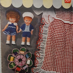 Könnte beinhalten: Titelbild eines Vintage-Häkelmusterbuchs mit dem Titel "Crochet Money-Makers for Your Bazaar". Das Cover zeigt zwei Puppen in gehäkelten Outfits, einen rot-weiß karierten gehäkelten Artikel und eine gehäkelte Blume mit Garnrollen. Der Preis beträgt 10¢.