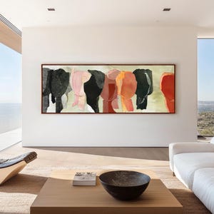 Puede incluir: Una gran pieza de arte mural rectangular horizontal que presenta una composición abstracta de formas verticales en tonos negro, rosa, naranja y rojo sobre un fondo verde pálido, encerrada en un marco fino de madera marrón oscuro.