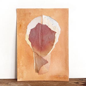 Dipinto originale color arancio pastello beige su carta, calda opera d'arte contemporanea con tecnica mista firmata dall'artista, Wabi Sabi Watercolor Art