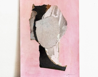 Op de afbeelding: Abstracte mixed media kunstwerk op roze papier. Het kunstwerk toont gescheurde stukken papier in zwart, grijs en wit, waardoor een gelaagd collage-effect ontstaat. De achtergrond is effen roze en het stuk wordt op een houten oppervlak gepresenteerd.