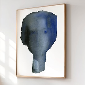Puede incluir: Pintura abstracta de acuarela de un rostro en un esquema de colores azul y gris. El rostro se representa en un estilo minimalista, con solo los rasgos b&aacute;sicos de un rostro visibles.