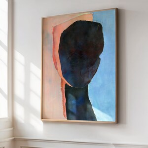 K&ouml;nnte beinhalten: Abstrakte Malerei eines Gesichts mit einem dunkelblauen und schwarzen Kopf vor einem rosa und blauen Hintergrund.