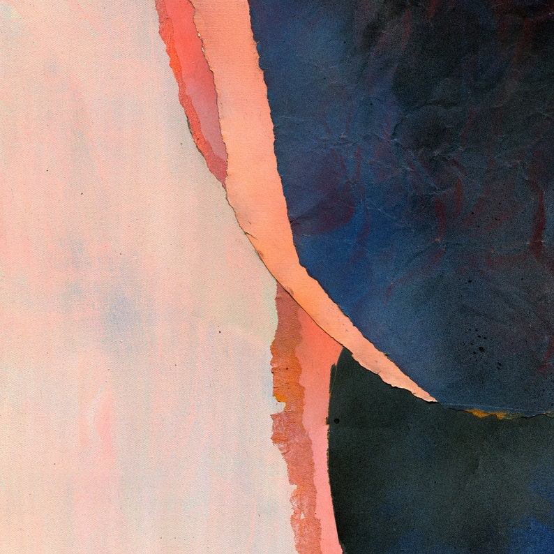 K&ouml;nnte beinhalten: Abstrakte Malerei mit einem Farbschema in Rosa, Orange und Blau. Das Gem&auml;lde besteht aus verschiedenen Papierschichten, die zerrissen und &uuml;bereinander gelegt wurden.