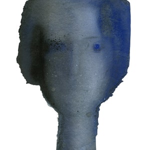 Puede incluir: Pintura abstracta de acuarela de una cara con un ojo azul. La cara est&aacute; pintada en tonos de gris y azul, y el fondo es blanco.