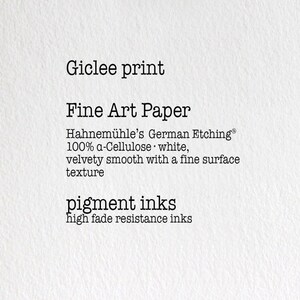 K&ouml;nnte beinhalten: Gicl&eacute;e-Druck auf Fine Art Papier. Hahnem&uuml;hle's German Etching&reg; 100% &alpha;-Cellulose, wei&szlig;, samtig glatt mit einer feinen Oberfl&auml;chenstruktur. Pigmenttinten, hohe Lichtechtheit.