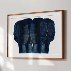 Puede incluir: Pintura abstracta de tres figuras superpuestas en tonos azules. Las figuras est&aacute;n estilizadas y parecen estar de perfil, con sus caras ocultas.