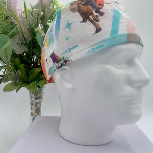 Toy Story Unisex Scrub Cap - 100% Baumwolle - Chirurgische Kappe - Scrub Hat - Chirurgen Style Scrub Cap - Geschenk für medizinisches Personal oder Studenten
