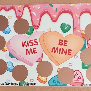 Könnte beinhalten: Eine Valentinstag-Spar-Challenge-Karte mit rosa und orangefarbenen Bonbonherzen, auf denen "Kiss Me" und "Be Mine" steht. Die Karte hat 12 braune Kreise, die man abkratzen kann, um eine Spar-Challenge zu enthüllen.