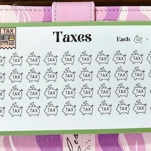 Puede incluir: Una hoja de pegatinas verde y blanca con la palabra "Taxes" en texto negro. La hoja tiene 36 iconos de alcancía con la palabra "TAX" escrita en cada uno. La hoja también tiene un pequeño icono de recibo con la palabra "TAX" en él. El texto "Each =" está escrito en la hoja con una línea en blanco para escribir.