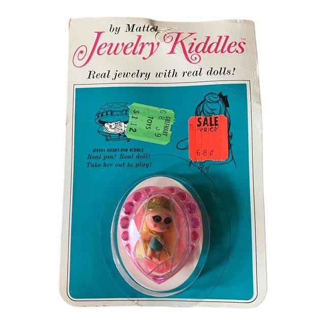 Joyería Kiddle, Medallón Kiddle, Muñeca en miniatura, Broche de corazón, Corazón Kiddle, Mattel, 1967 en paquete