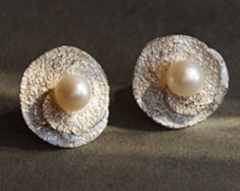 snail-shaped rolled earrings with real pearl