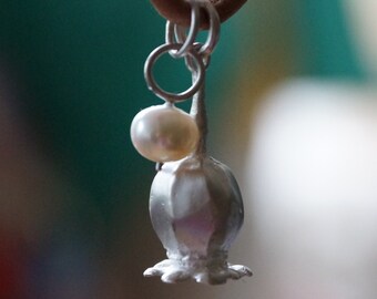 Silver pendant "Poppy capsule and pearl"