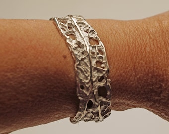 Exceptional silver bangle with interesting wild structures