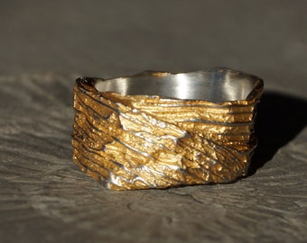 Exceptional highly structured silver ring with partial gilding