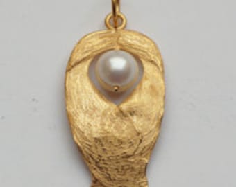 Guardian angel pendant with real pearl
