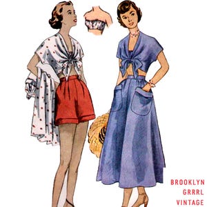 Puede incluir: Dos ilustraciones vintage de mujeres que llevan diferentes estilos de tops recortados con un detalle de nudo. Una mujer lleva pantalones cortos rojos y la otra lleva una falda azul. Ambas mujeres llevan un sombrero y tienen un peinado similar.