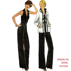 Könnte beinhalten: Zwei Modeillustrationen von Frauen in schwarzen Hosenanzügen. Eine Frau trägt eine weiße Jacke mit schwarzen Verzierungen und einer schwarzen Schleife. Die andere Frau trägt ein ärmelloses schwarzes Oberteil mit einem schwarzen Kragen. Die Illustration ist mit "BROOKLYN GRRRL VINTAGE" beschriftet.