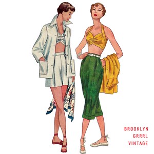 Può includere: Due donne con abiti estivi vintage degli anni '50. La donna a sinistra indossa una giacca bianca, pantaloncini bianchi e una sciarpa a motivi bianchi e blu. La donna a destra indossa un top halter giallo, una gonna verde e una giacca gialla. Il testo "BROOKLYN GRRRRL VINTAGE" è in basso nell'immagine.