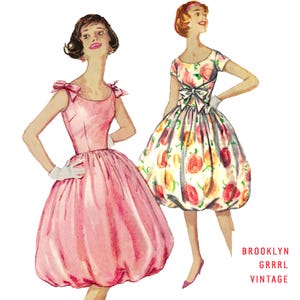 Peut inclure: Deux illustrations vintage de femmes portant des robes. La femme de gauche porte une robe rose avec un nœud sur chaque épaule. La femme de droite porte une robe à imprimé floral avec un nœud à la taille. Le texte "BROOKLYN GRRRL VINTAGE" est en bas de l'image.