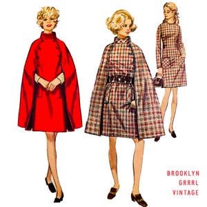 Könnte beinhalten: Zwei Frauen tragen Vintage-Kleider im Stil der 1960er Jahre mit passenden Umhängen. Ein Kleid ist rot und das andere ist kariert mit einem schwarzen Gürtel. Die Kleider haben einen hohen Kragen und sind knielang.