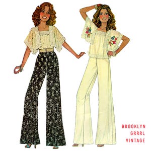 Puede incluir: Dos ilustraciones de moda de mujeres que visten ropa vintage de los años 70. La mujer de la izquierda lleva una blusa de encaje blanco con pantalones de estampado floral blanco y negro. La mujer de la derecha lleva una blusa de encaje blanco con bordados florales y pantalones blancos. El texto "BROOKLYN GRRRL VINTAGE" está en la parte inferior de la imagen.