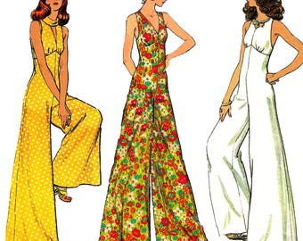 Könnte beinhalten: Illustration von drei Frauen in Vintage-Jumpsuits. Die Jumpsuits sind gelb mit weißen Punkten, einem Blumendruck und einfarbig weiß. Die Outfits haben weite Beine und Neckholder- oder V-Ausschnitt-Oberteile. Das Bild ist eine Retro-Modeillustration.