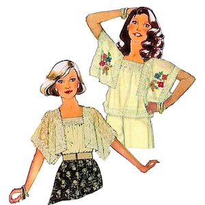 Op de afbeelding: Een naaipatroonillustratie met twee tops met vierkante halslijnen en wijde, vloeiende mouwen. De ene top is effen crème met bloemenborduursel op de mouwen, de andere is crème met een donkere rok met bloemenprint en een brede riem.