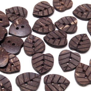 20 st (17 mm x 15 mm) naturliga kokosknappar i snidad form med blad för kostymer, skjortor, rockar, koftor, sömnad, hantverk, konst, gör-det-själv, klippbok