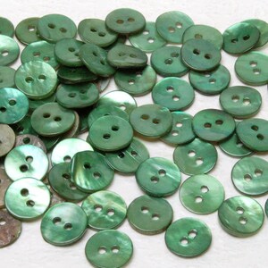 50 st 10 mm olivgröna pärlemorknappar runda formade snäckskal för kostymer, skjortor, rockar, koftor, sömnad, hantverk, konst, gör-det-själv, klippbok