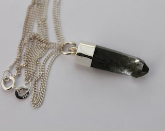 Quarzo naturale con Chlorite Crystal Point Sterling Argento Mano Forgiabile Ciondolo con 18" Sterling Silver Curb Chain