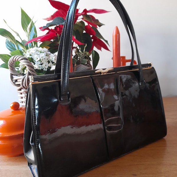Grand sac à main FASSBENDER of London en cuir verni NOIR super brillant des années 60, doublé en daim, avec fermoir OISEAU accrocheur, modèle années 60 fous