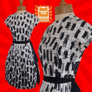Stunning 50&#39;s FIFTIES MONOCHROME black white atomic print fit and flare day DRESS uk 10 rockabilly pin up