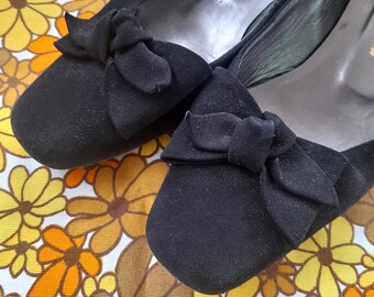 Vintage 80s Black Suede Bow Pumps, Italian Mod Shoes UK 5.5